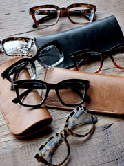 Læsebriller m. gulddekor inkl. etui sort by Chic Antique