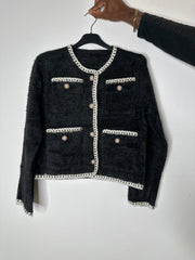 Kort strikjakke med perleknapper - ITJULI25 by Z-Studio