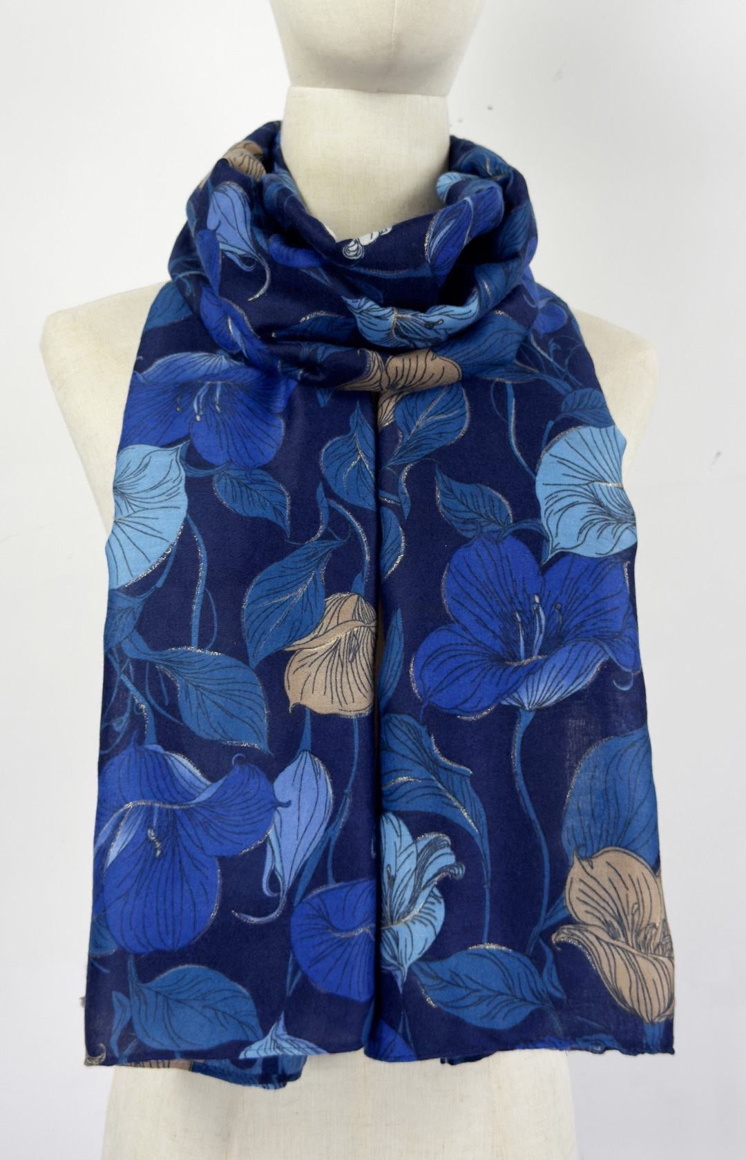 Tørklæde med blomsterprint og guld spots - ITJULI25 by Katier