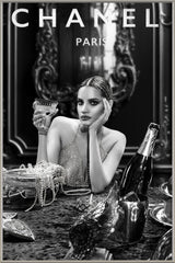 Indrammet vægmaleri Lady Drinking Champagne 80x120 cm by L.C Wholesaler