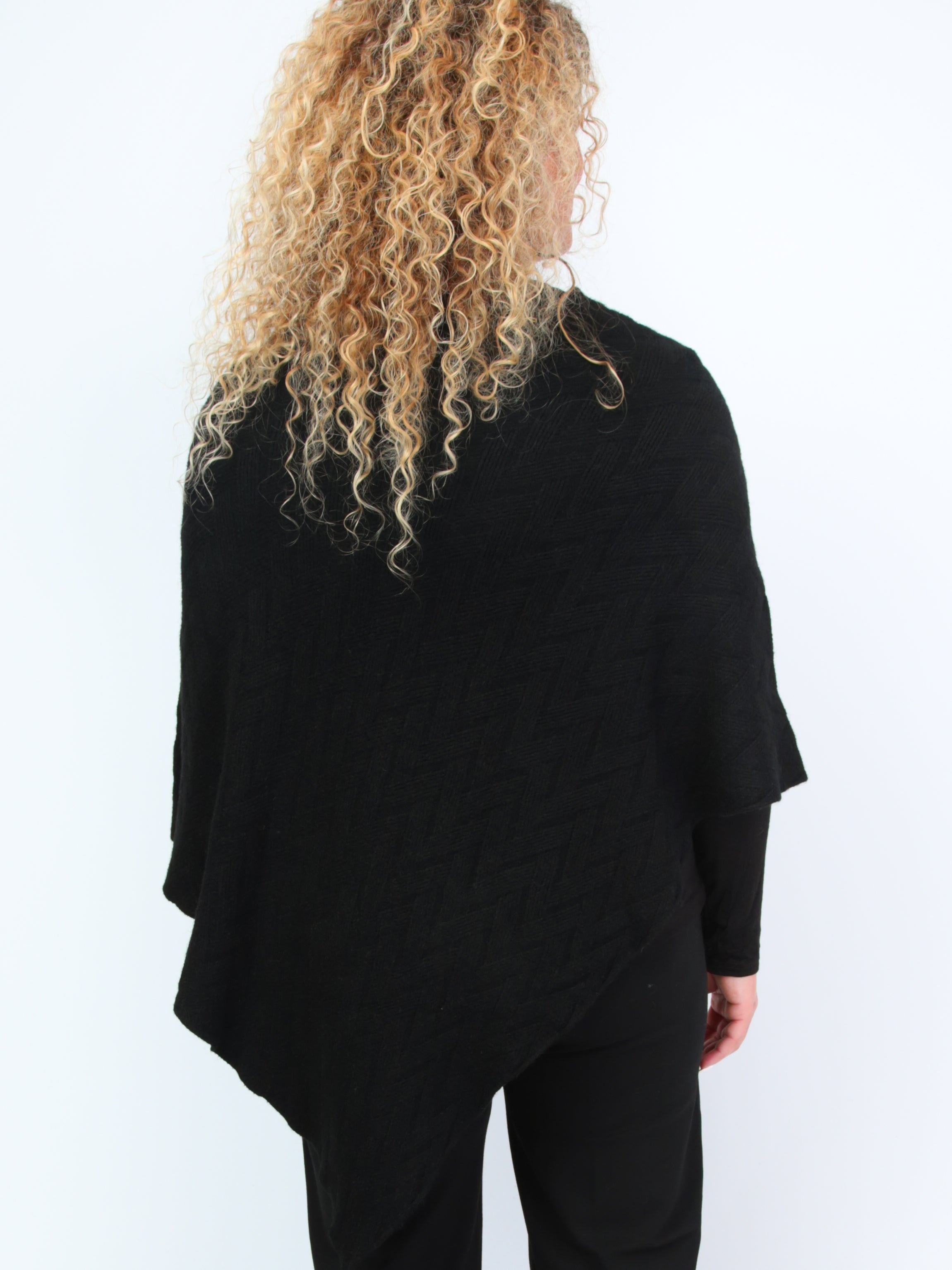 Krone 1 knitted poncho with zigzag