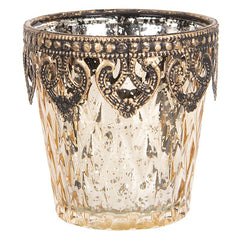 Guldfarvet fyrfadsstage med topdetaljer 7x7 cm eksklusiv lysestage i glas og metal by C&E