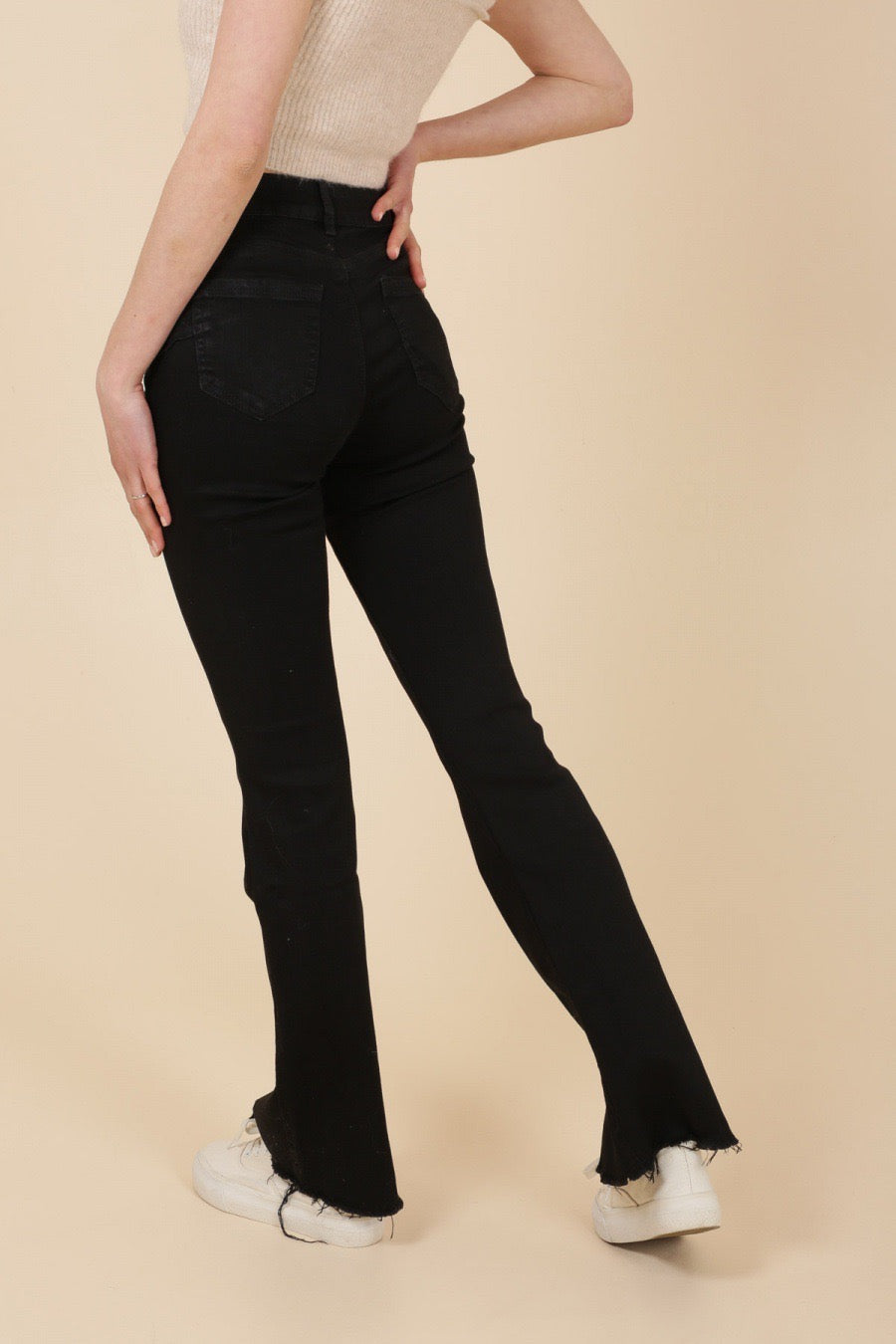 Black jeans with width and frayed wear