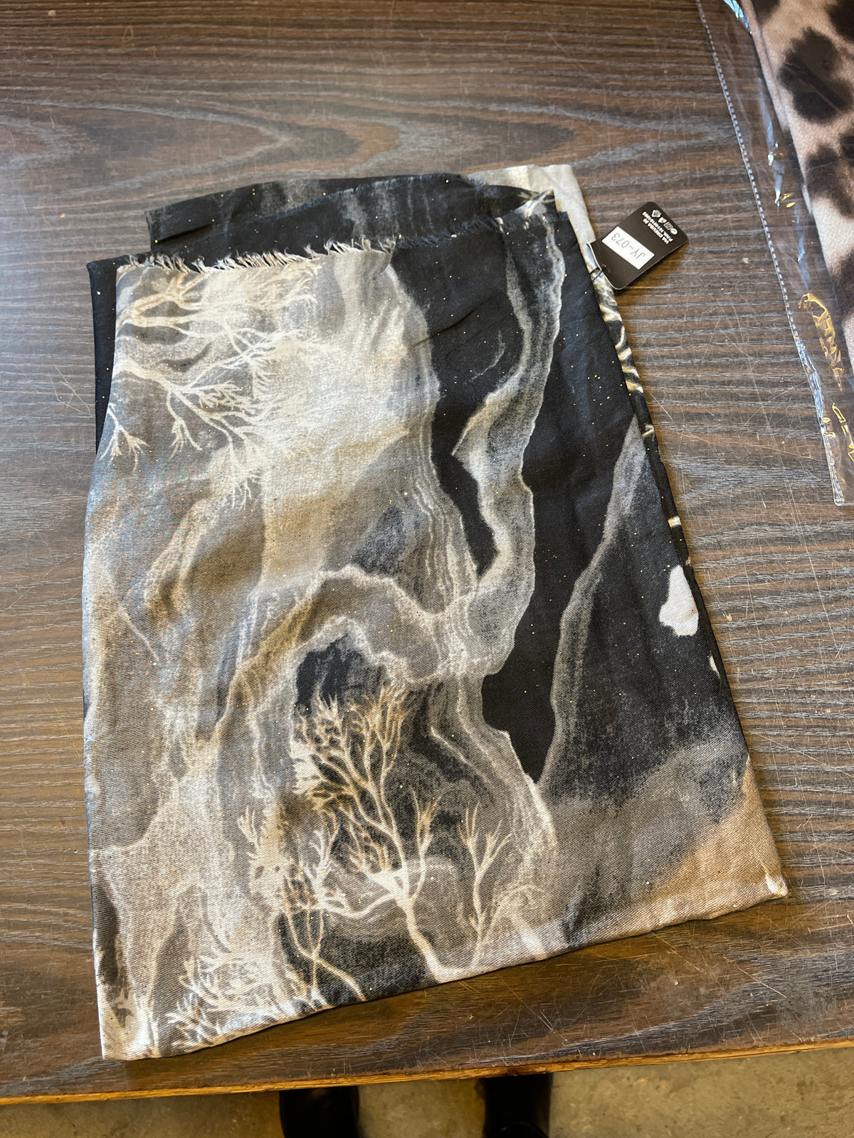 Marmoreret tørklæde med glitter