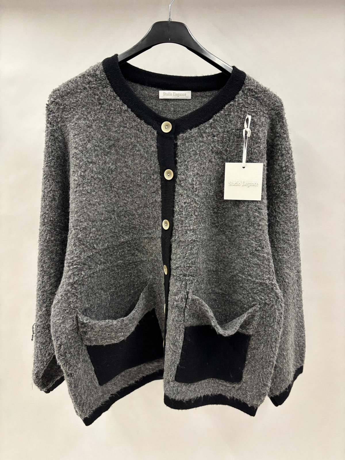 Langærmet Cardigan, Knapper