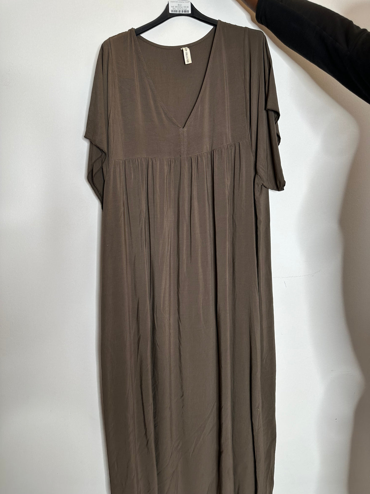 Lang kjole med v udskæring - ITJULI25 by Sabrina