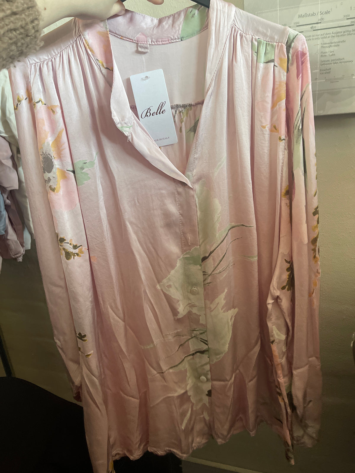 Satin skjorte med blomster print by Bluebell