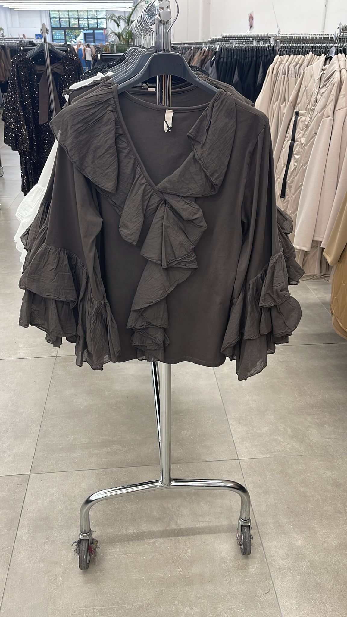 Bluse med flæse front og ærmer