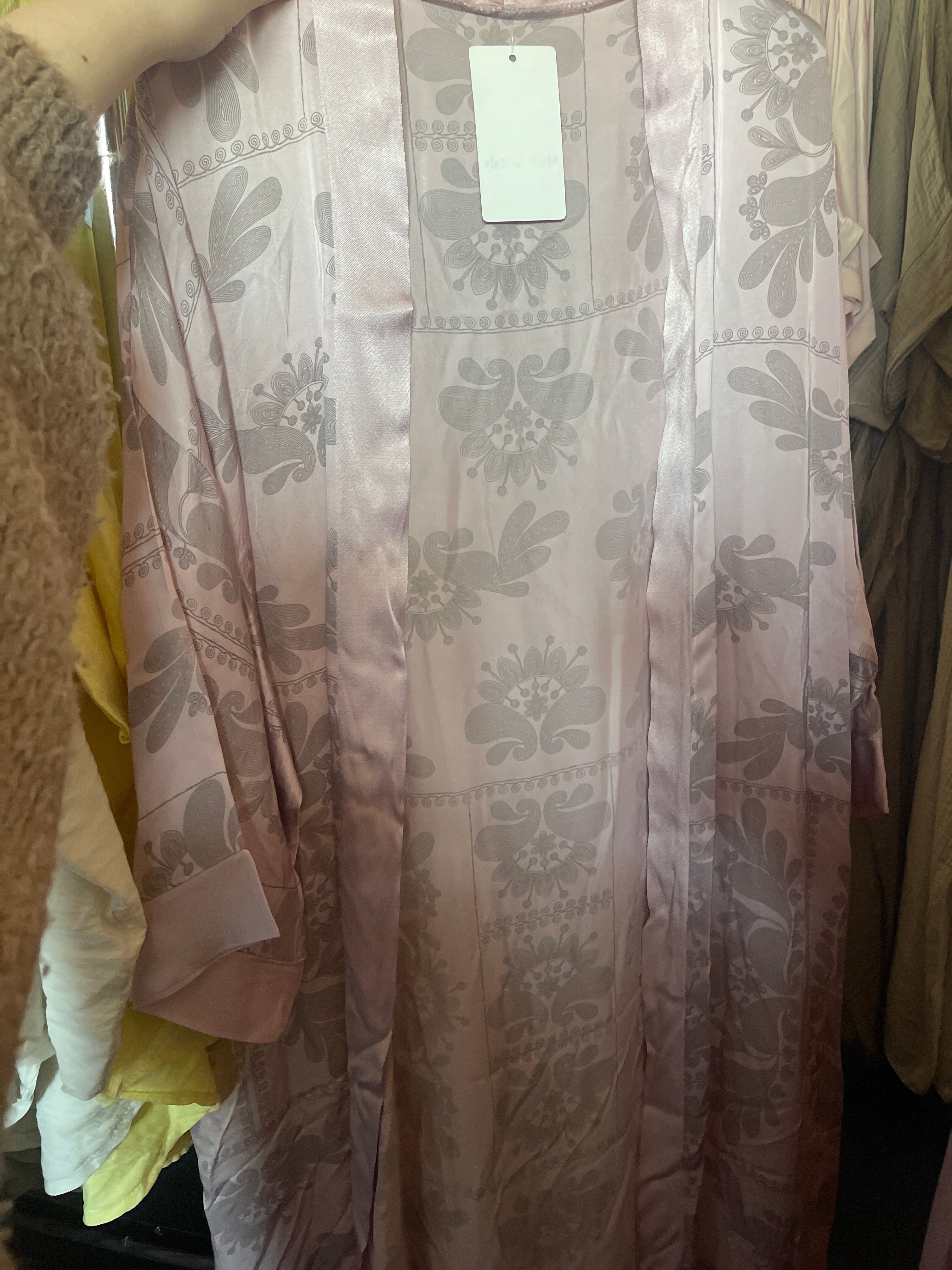 Lang kimono med mønster satin by Bluebell