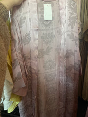 Lang kimono med mønster satin by Bluebell