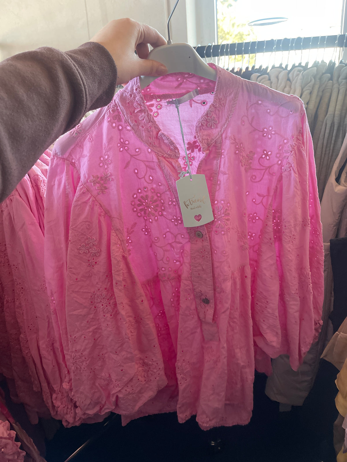 Skjorte med blomster broderi by Sierra