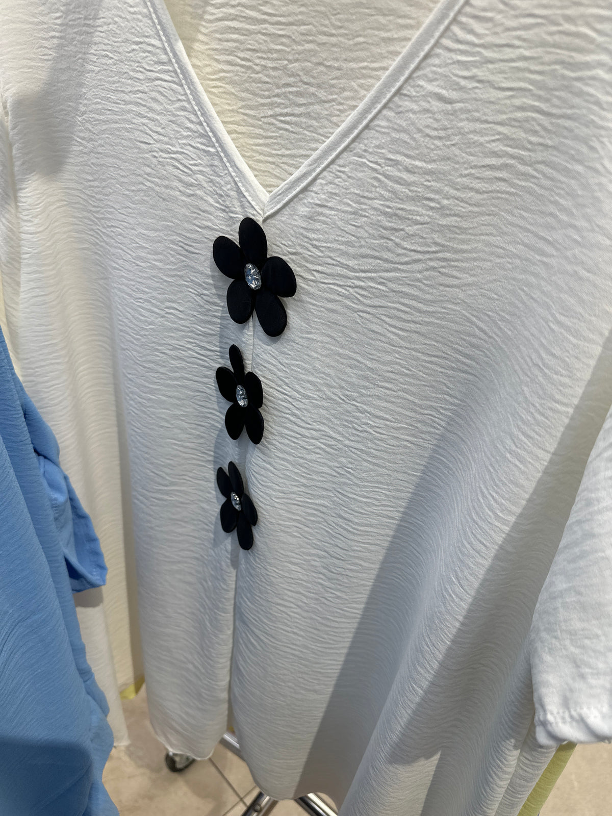T-shirt med blomster og bling - Brystmål 124cm - Viskose Polyester