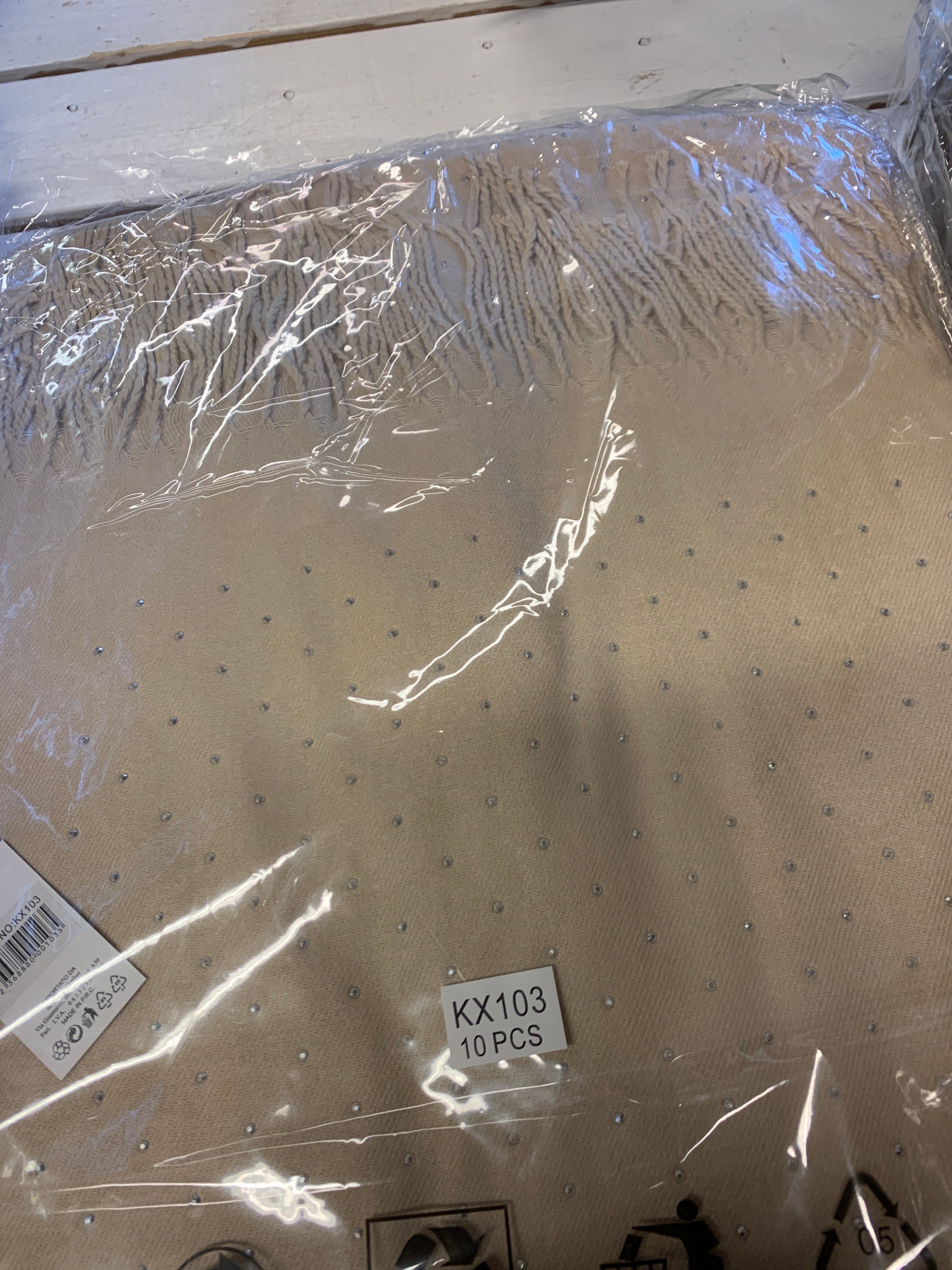 Halstørklæde i sand med bling regn by Krone 1