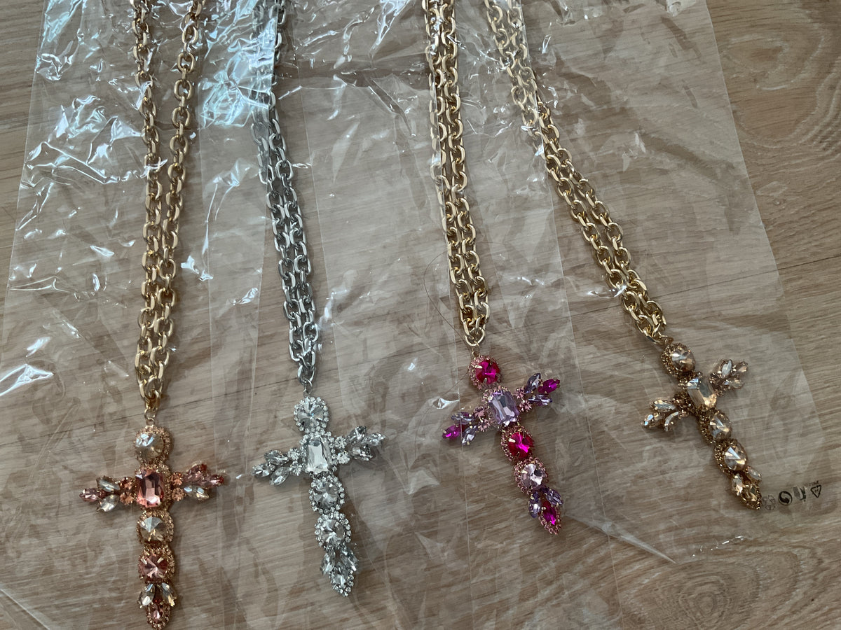 Lang kors halskæde med sten by Krone 1