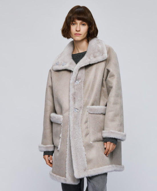 Vendbar damejakke med krave i kunstpels