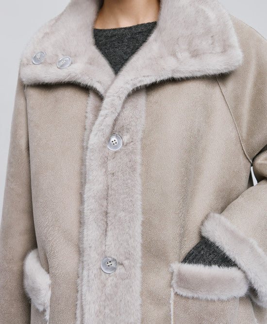 Vendbar damejakke med krave i kunstpels