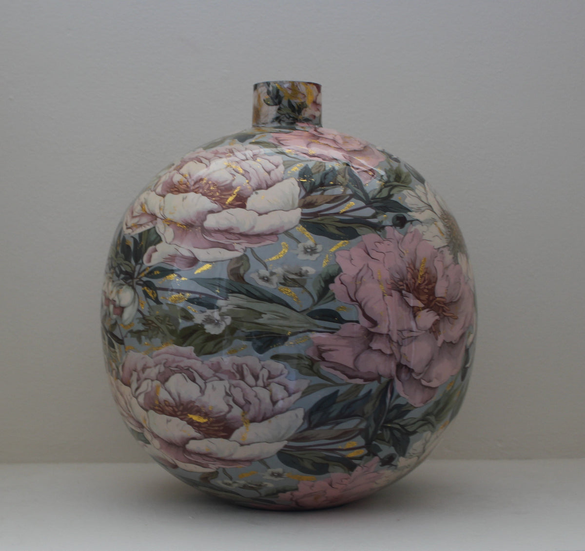 Kuglevase m/ blomsterdeko h=49cm rosa by Cor Mulder