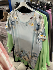 T-shirt med blåt mønster - Brystmål 130cm