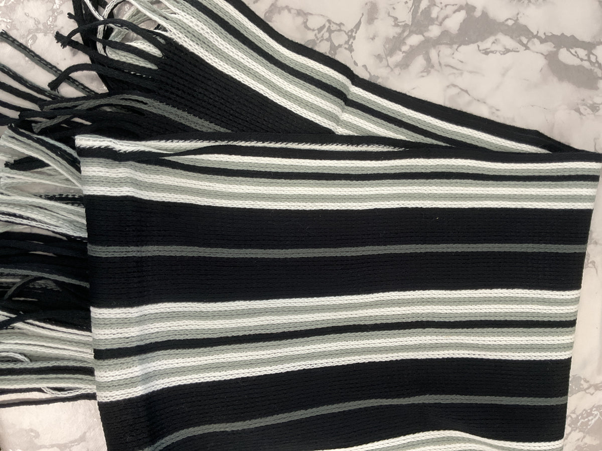 Neutralt stribet halstørklæde by Krone 1