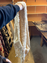 Faux fur halstørklæde med frynser og lommer creme