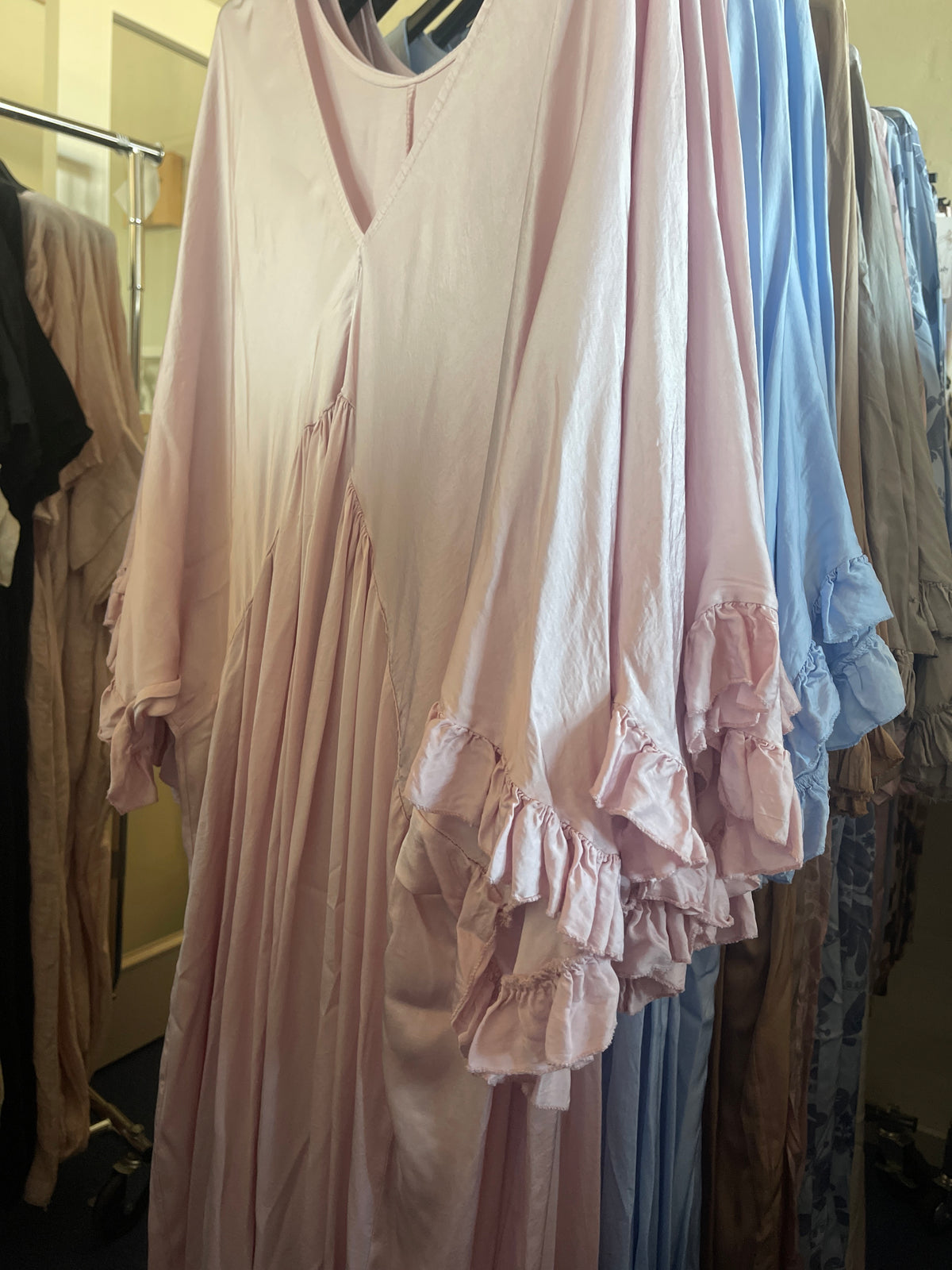 Lang satin kjole med flæse by Bluebell