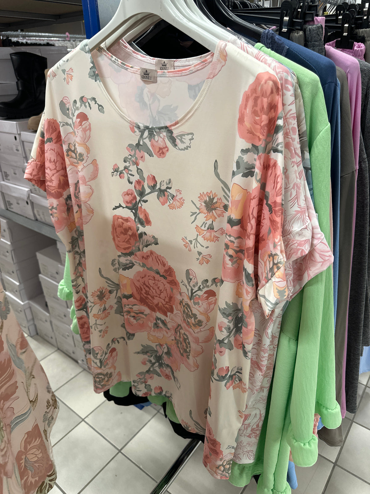 T-shirt med blomster rosa khaki nude - Brystmål 130cm - Preorder