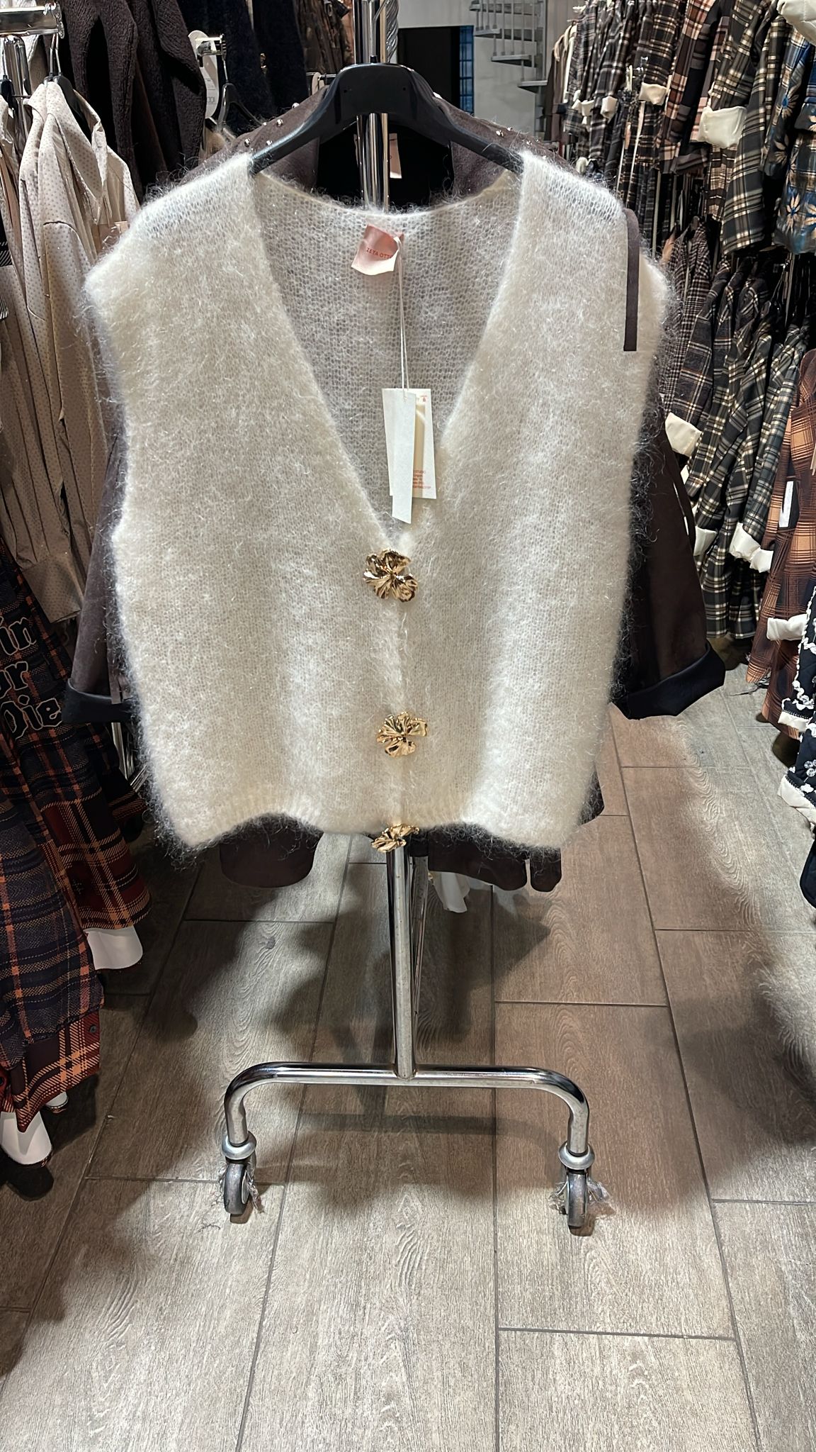 Pelset strikvest med guld knapper