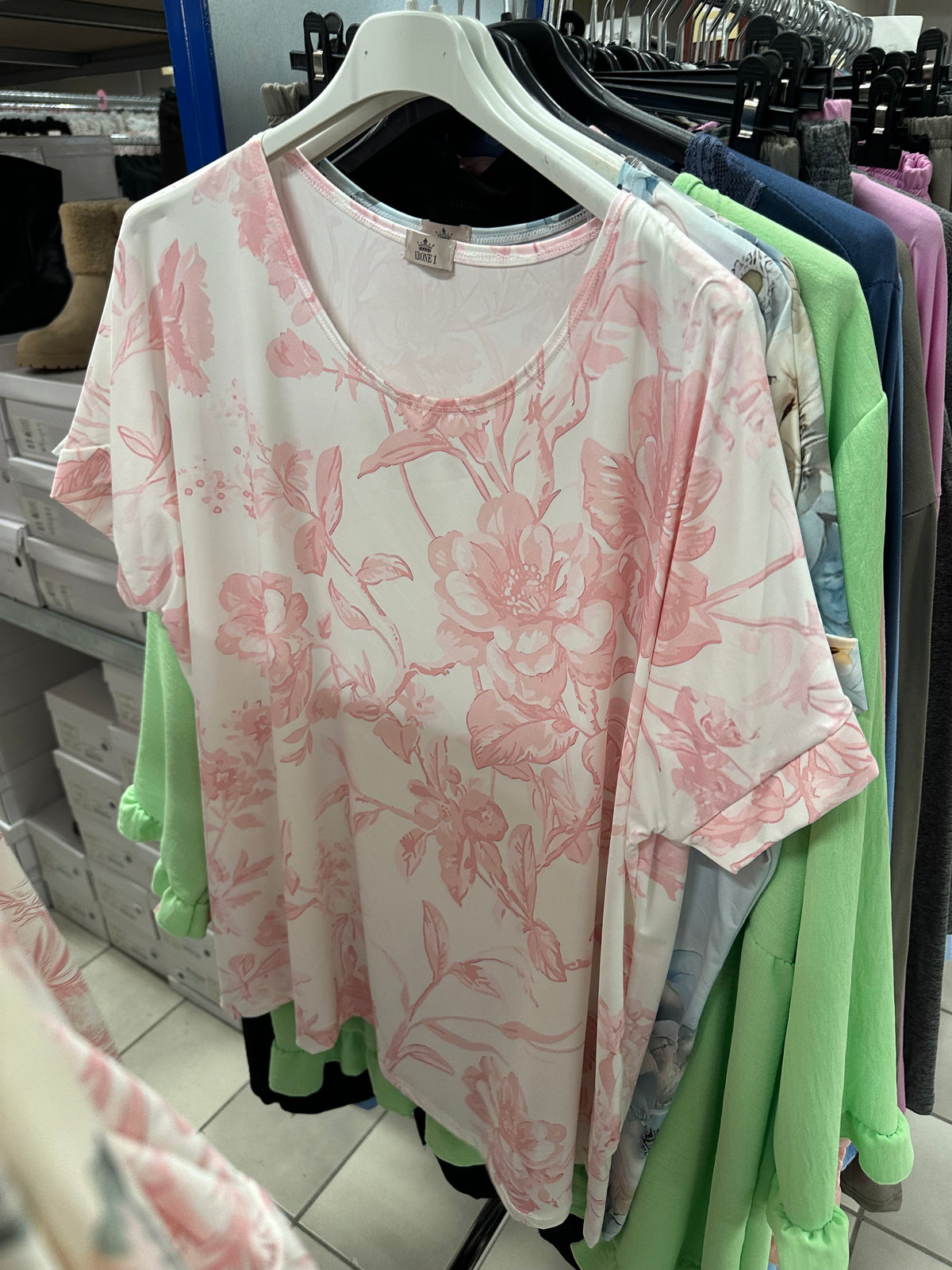 T-shirt med lyserøde blomster - Brystmål 130cm - Preorder