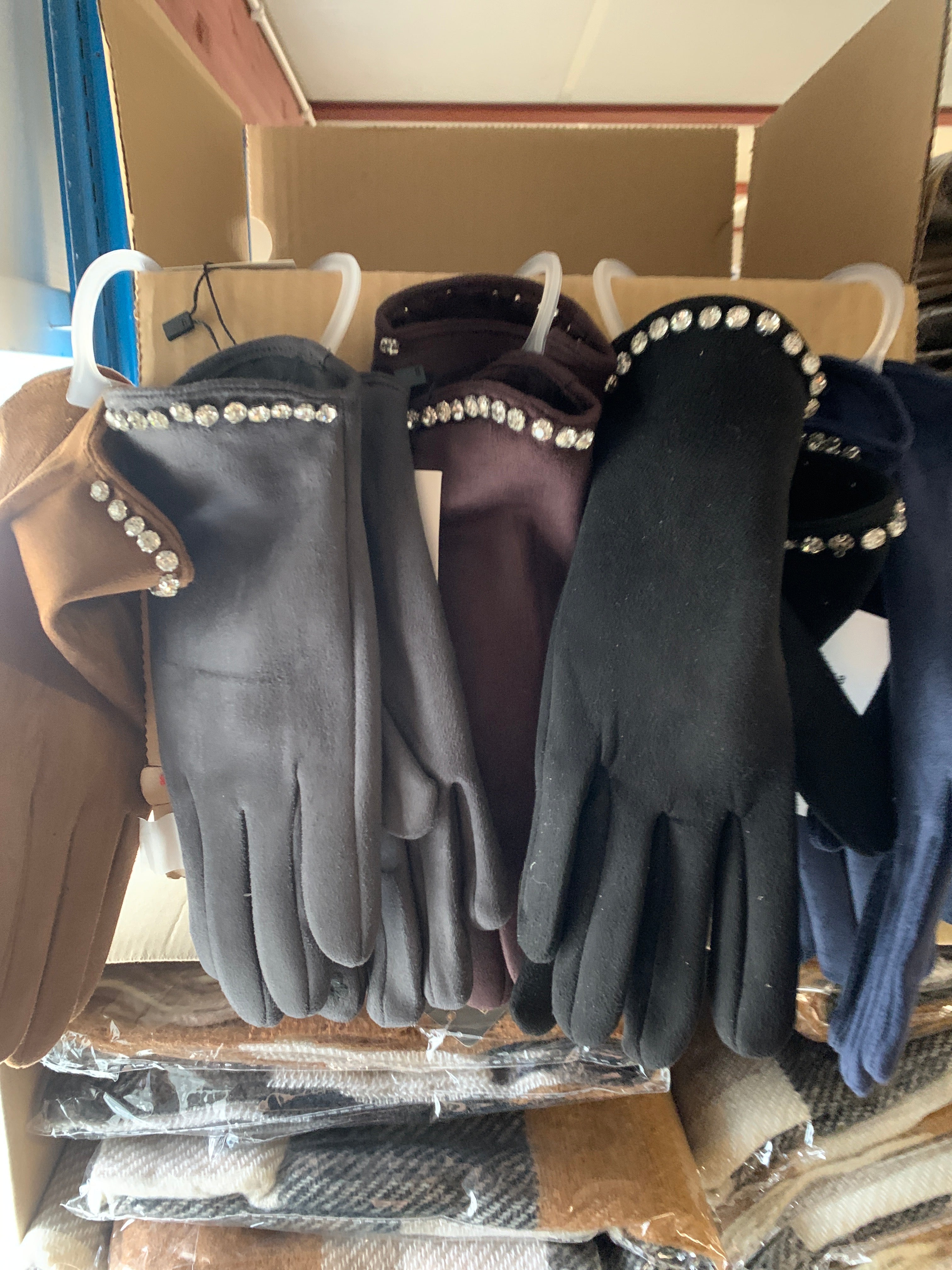 Imiteret ruskind handsker med bling kant by Krone 1