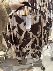 T-shirt satin med ko print
