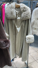 Frakke med pelsærmer