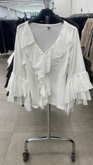 Bluse med flæse front og ærmer