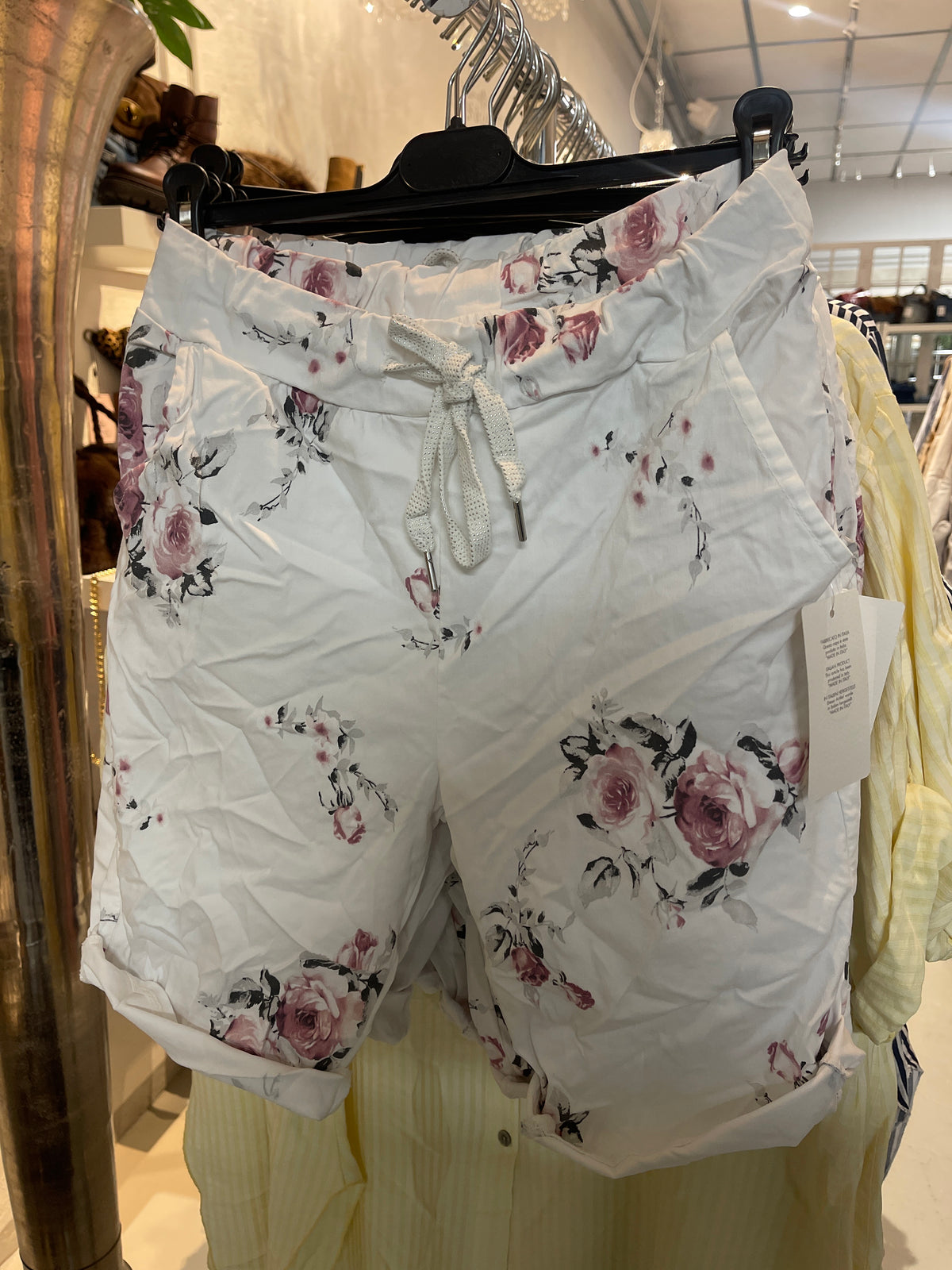 Mirakelshorts med blomster by D-Style