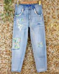 Mom fit jeans med flower patches - ITFEB25