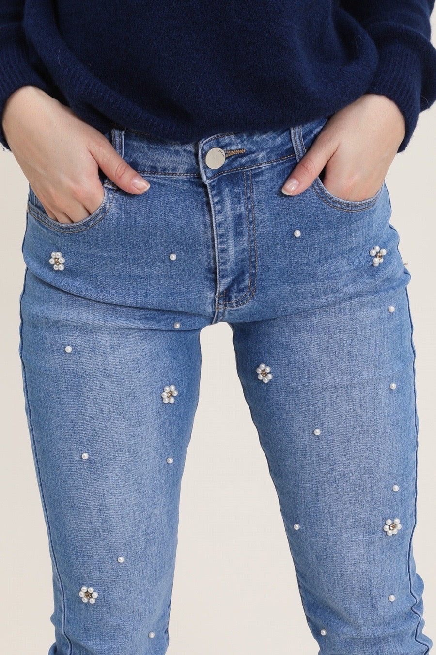 Jeans med perleblomster