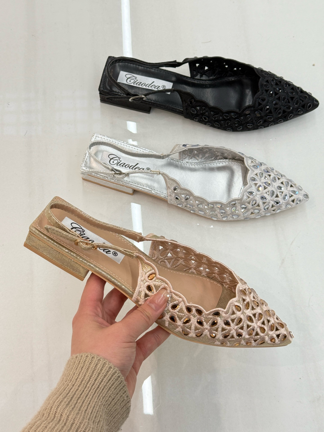 Spidse ballerinaer med huller og bling sort by Gioia