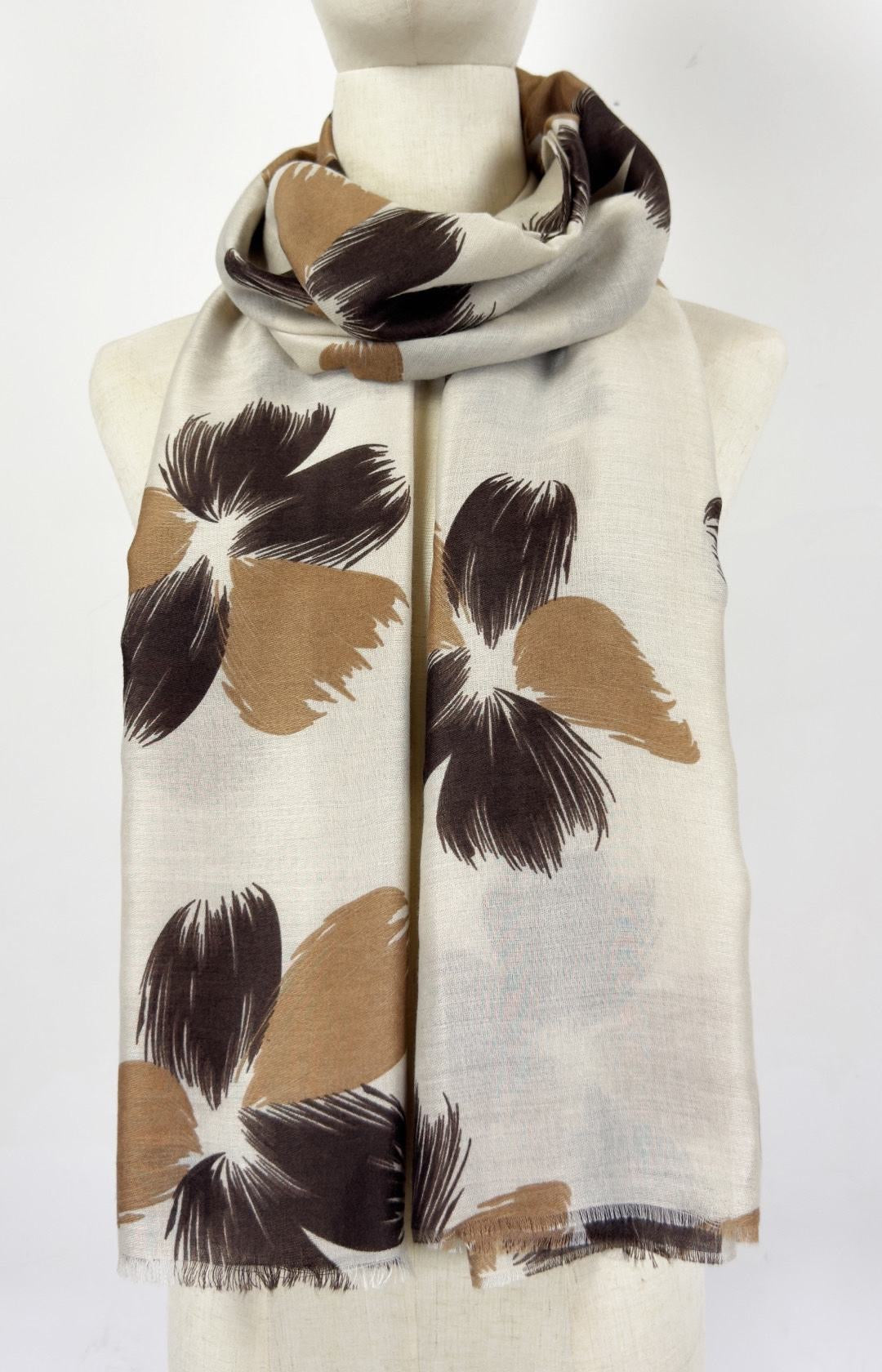 Beige tørklæde med brune blomster - ITJULI25