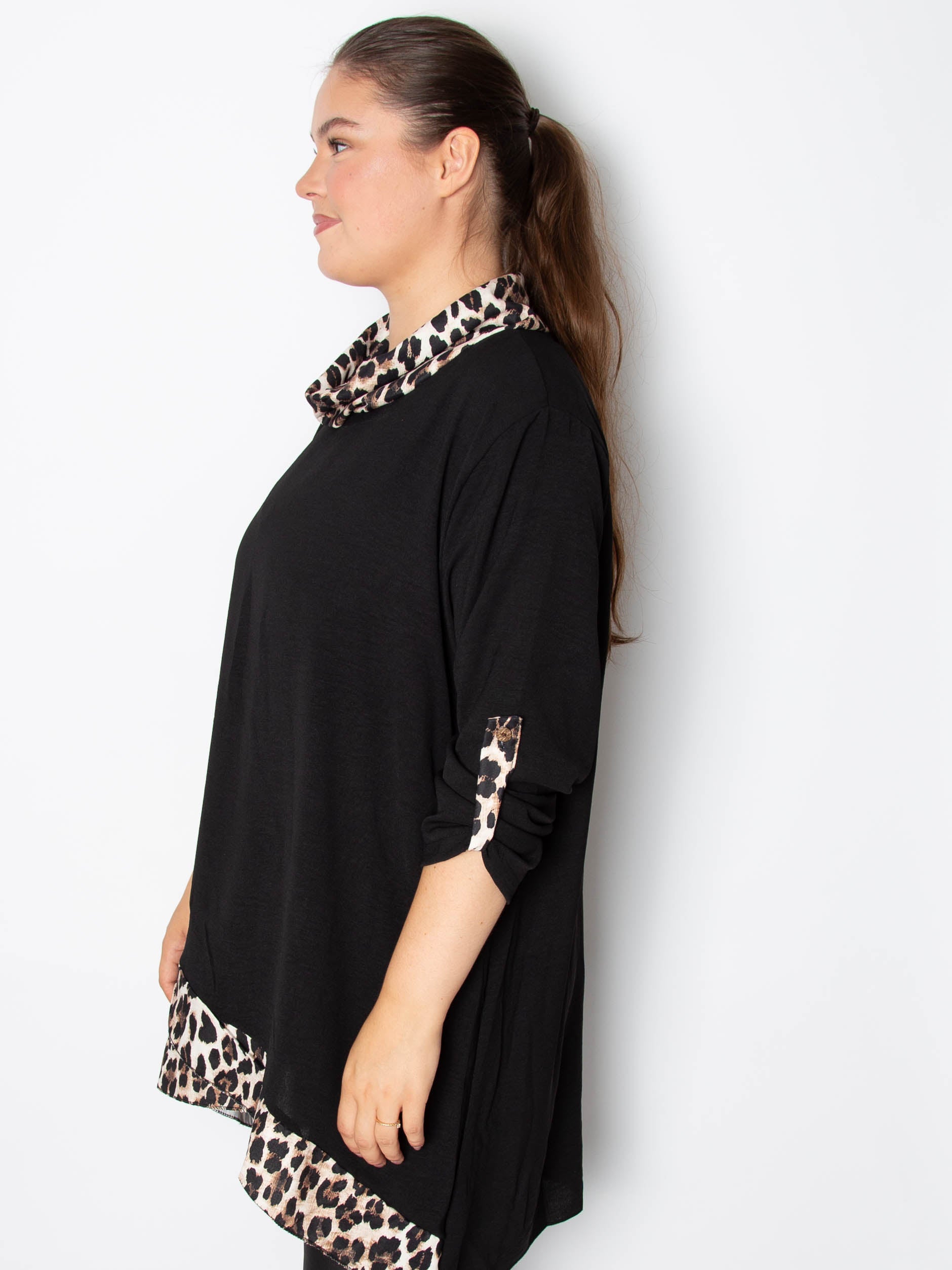 Asymmetisk bluse med leopard print