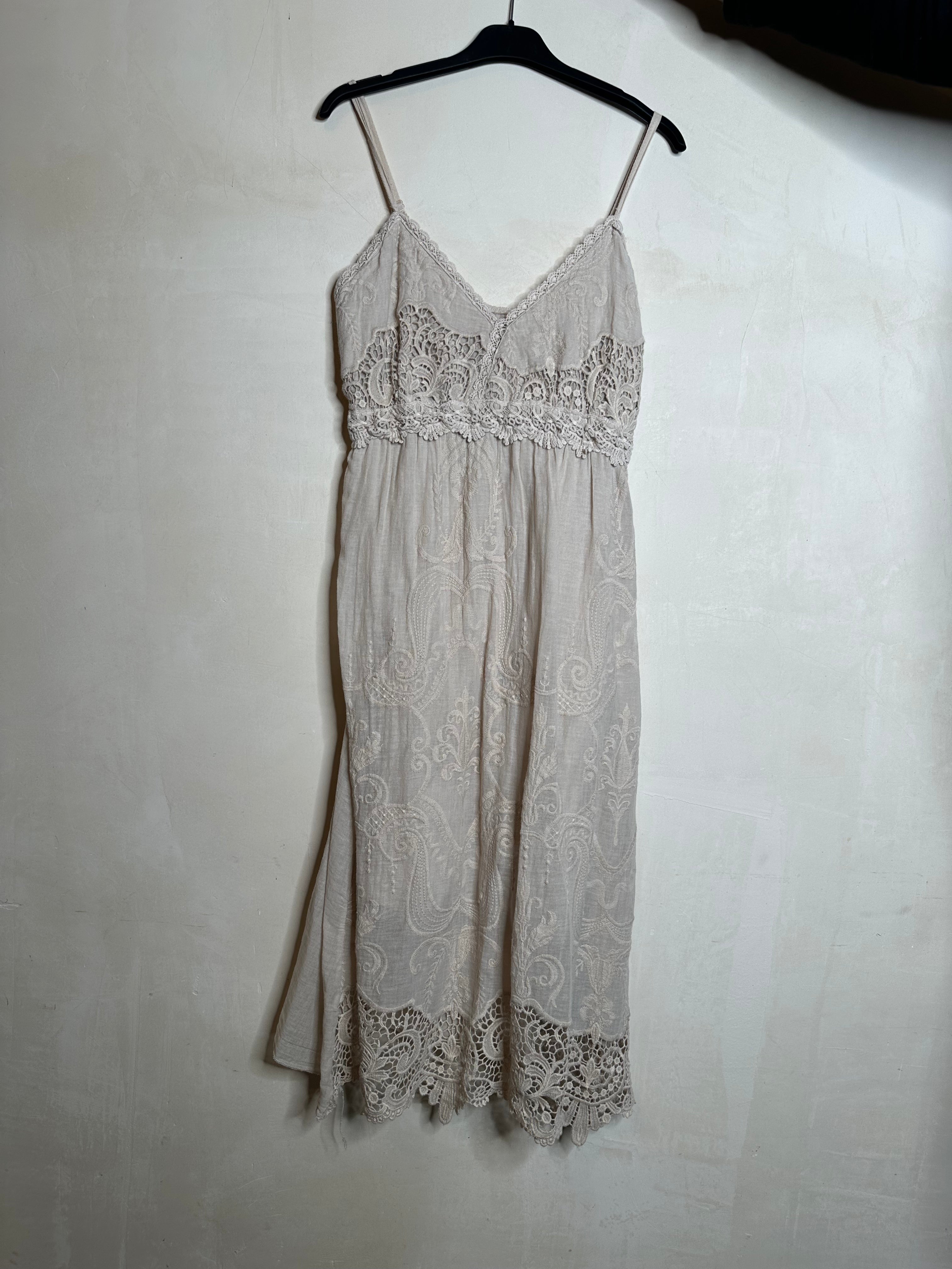 Blonde kjole med stropper - ITMAJ25 by Pronto Moda Elisa Ye