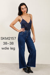 Jeans med vidde og flosset detaljer og syning bagpå by G-Smack