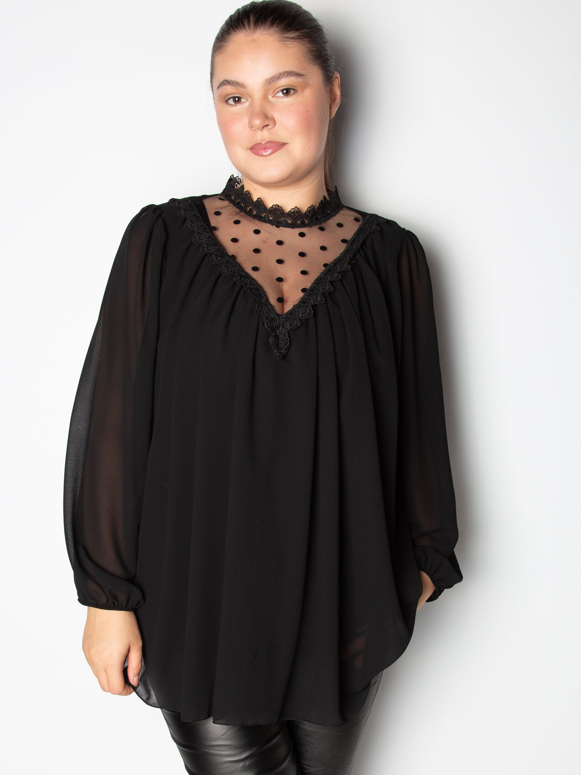 Bluse med mesh polkaprikket - ITSEP24