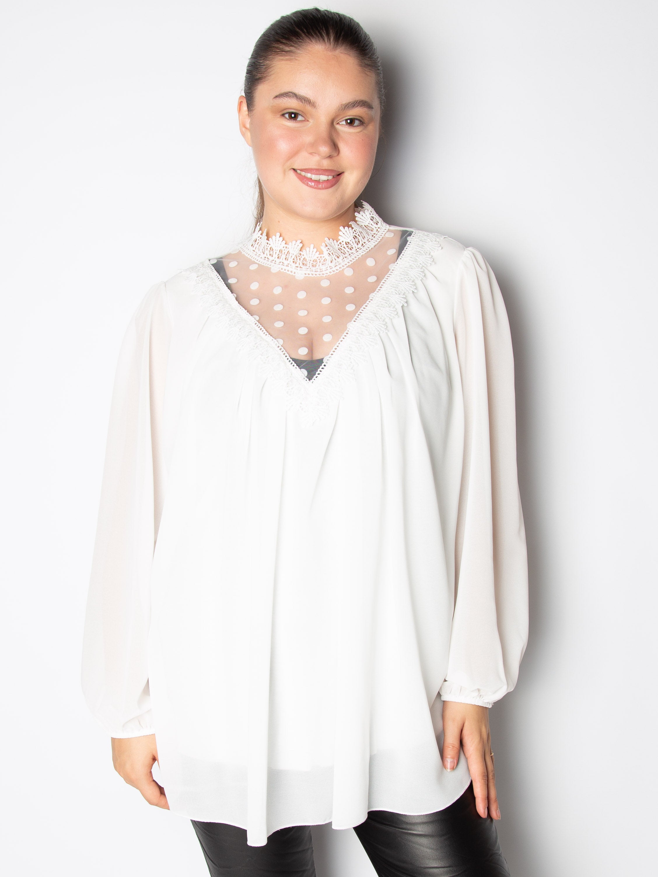 Bluse med mesh polkaprikket - ITSEP24