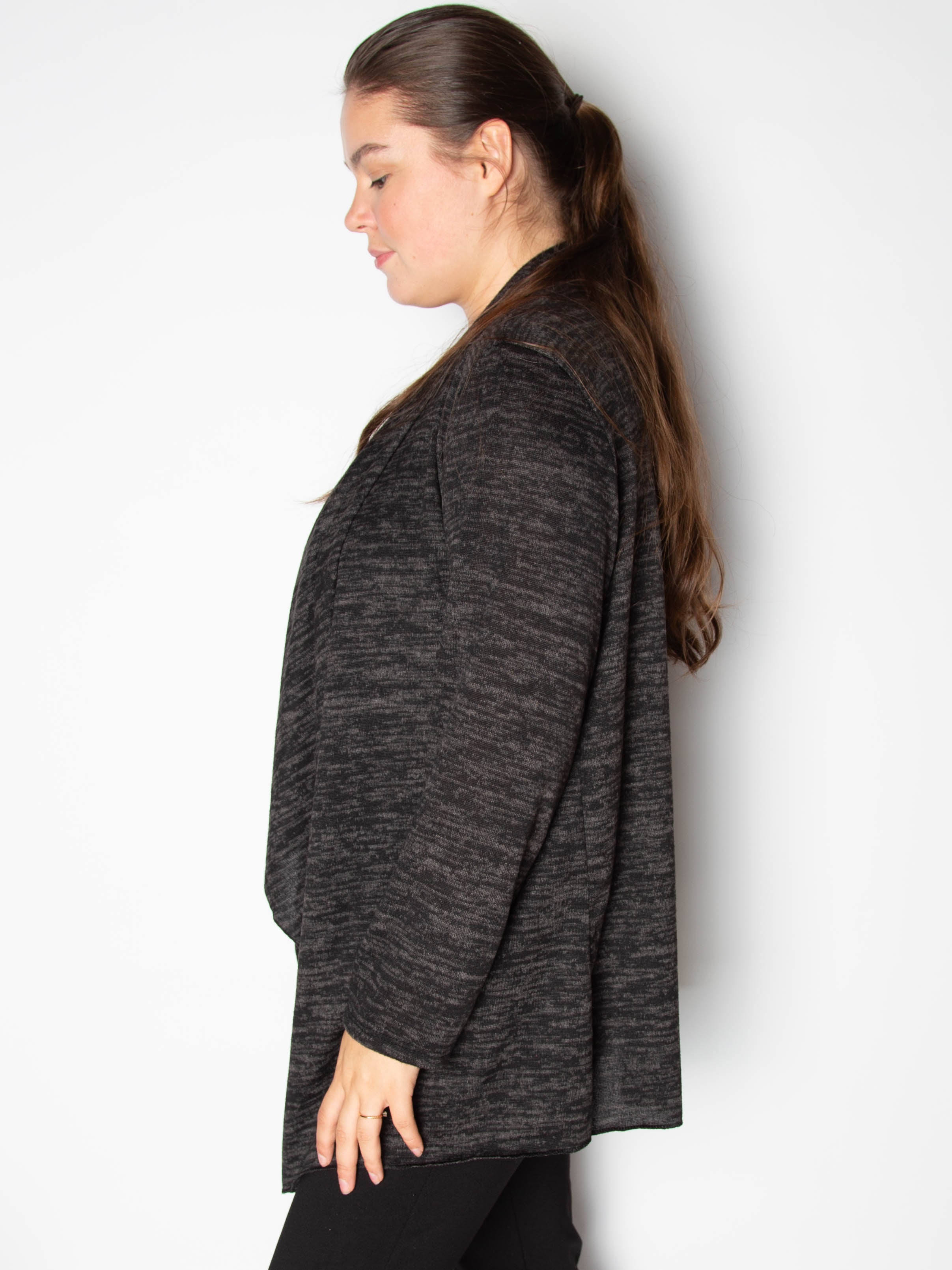 Blød strikcardigan med drapering - ITSEP24