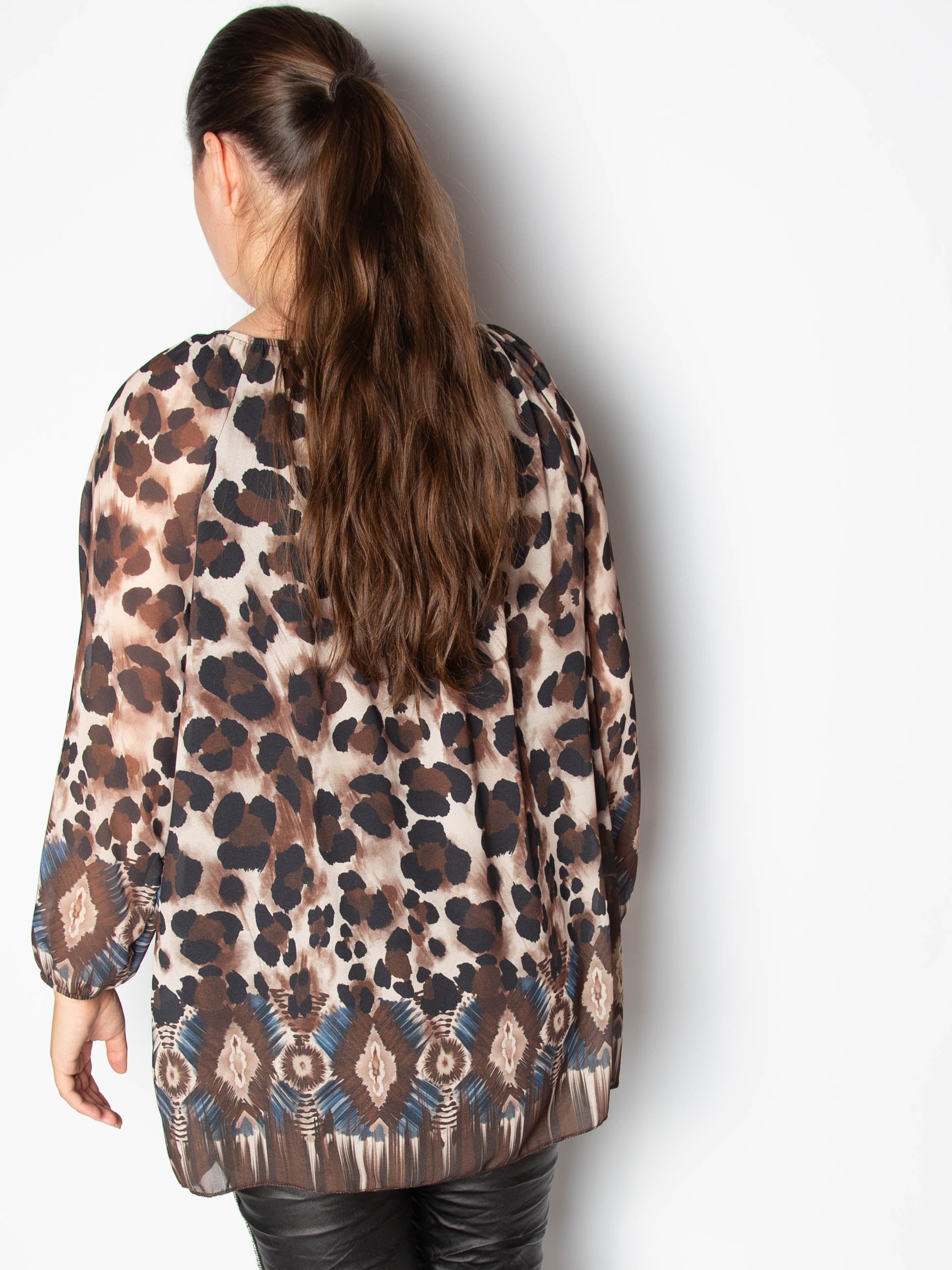 Chiffonbluse med leoprint - ITSEP24