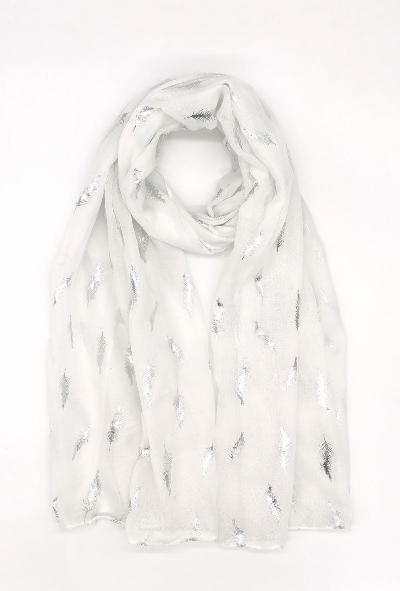 Scarf with feather pattern