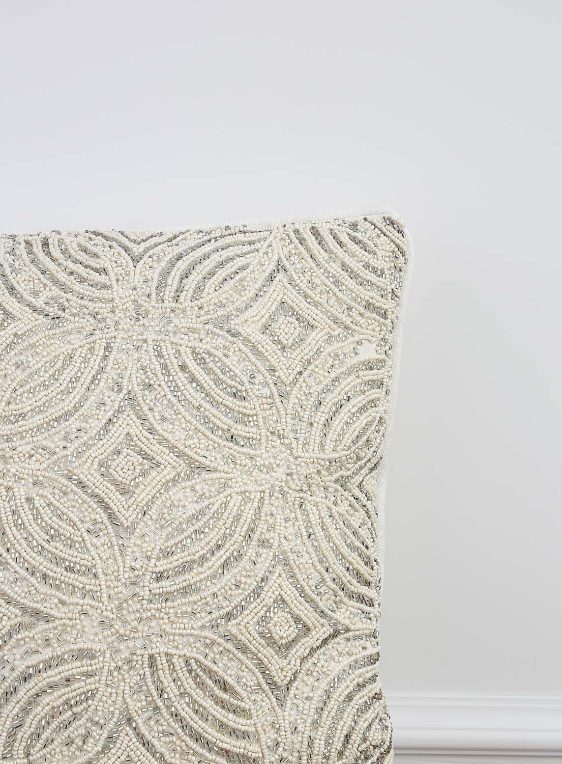 Cream-colored pillow w / embroidery 45x45cm
