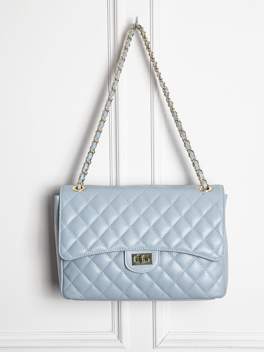 Quilted leather bag with gold details