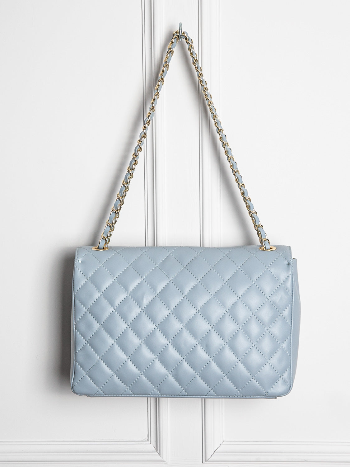Quilted leather bag with gold details