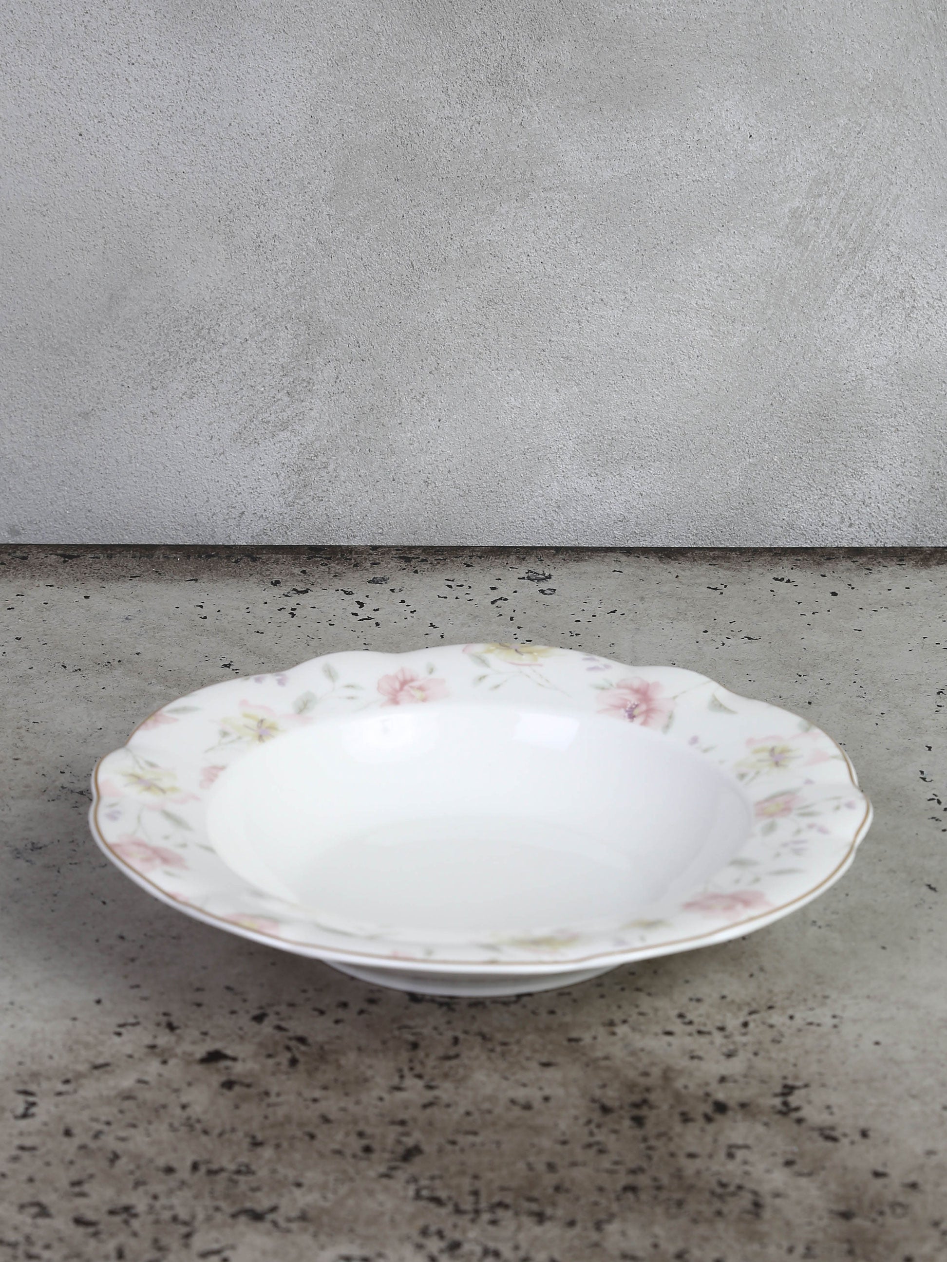 Deep plate with floral motif and gold edge