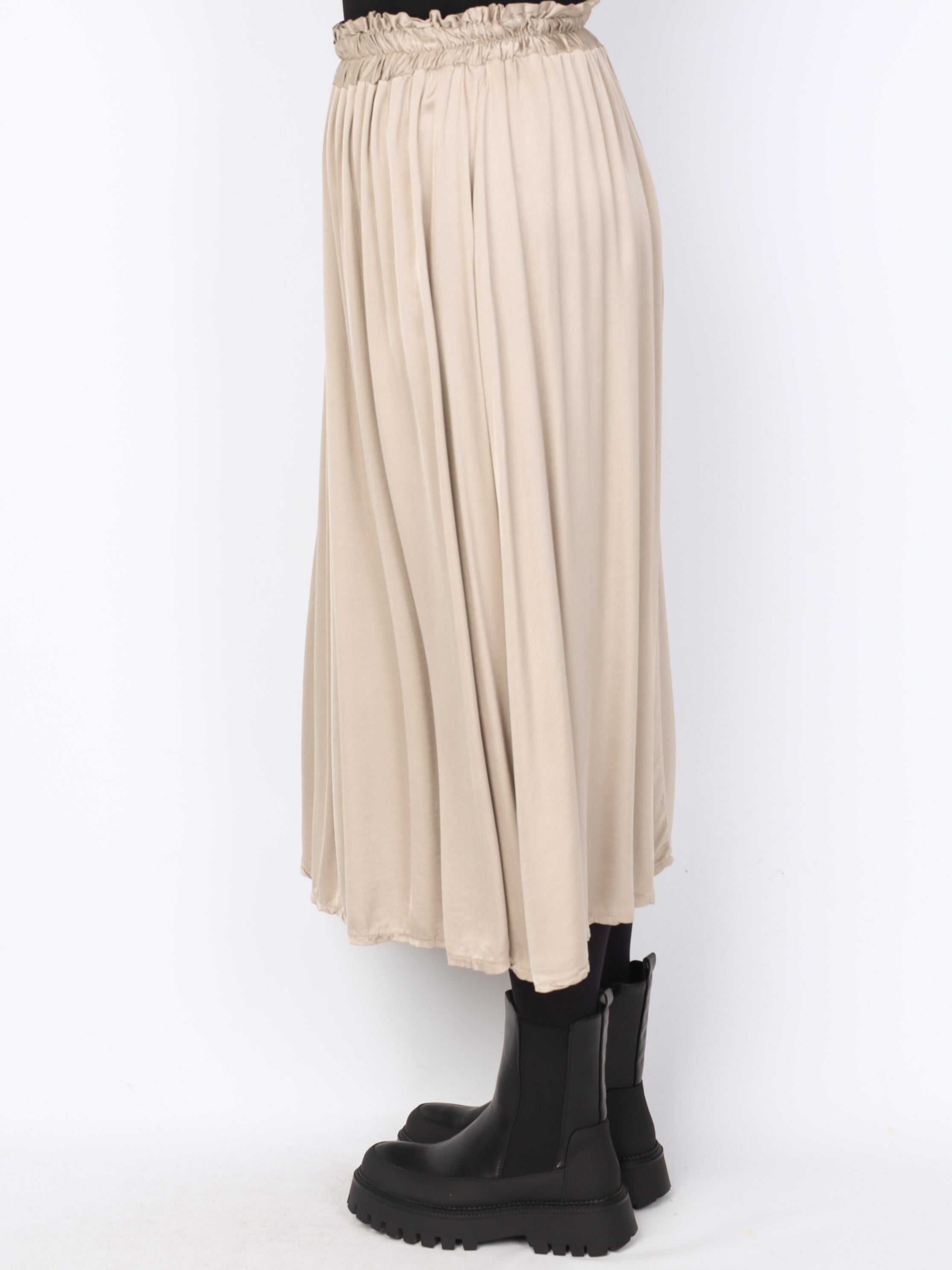 Shiny short skirt with elastic